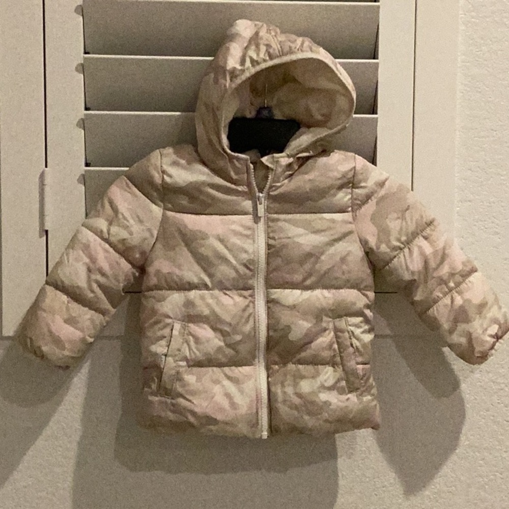 Old Navy camouflage hooded puffer jacket, Size 2T, NEW condition.